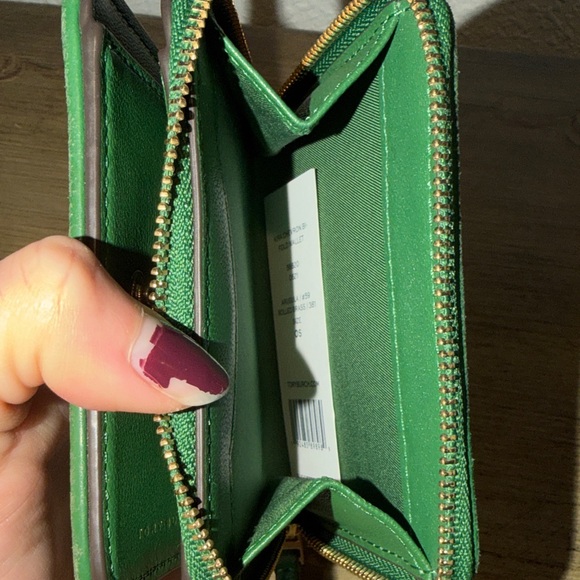 Tory Burch Quilted Green Wallet with Gold Logo - Picture 7 of 11